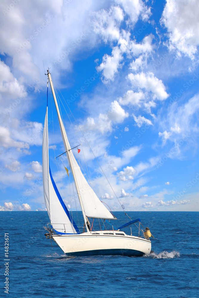 Naklejka premium Sailing yacht