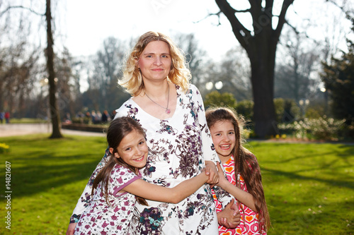 Mutter mit Töchtern im Park