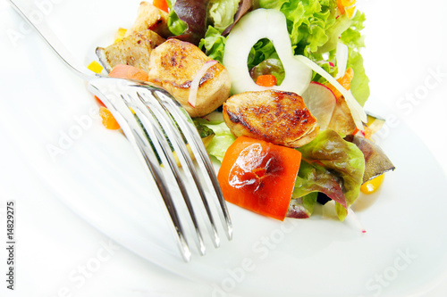 salat mit gegrillten hähnchen und gemüse