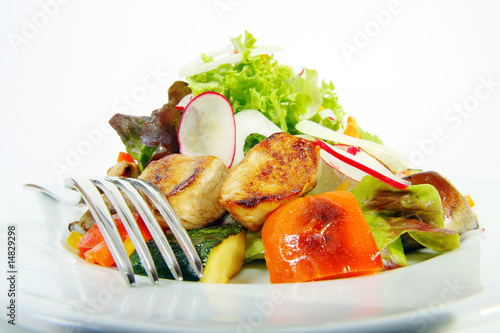 salat mit gegrillten hähnchen und gemüse