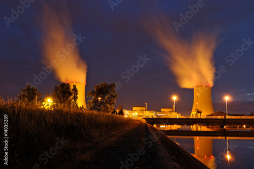 Centrale nucléaire de nuit. © thieury