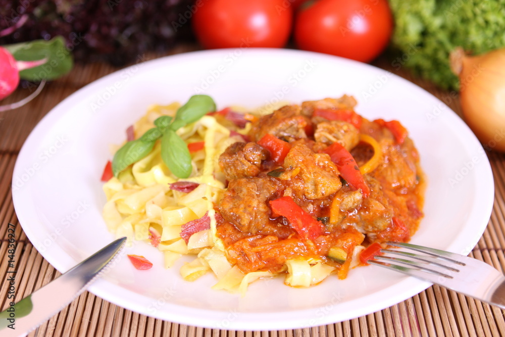 Gulasch mi Nudeln Gulasch mi Nudeln