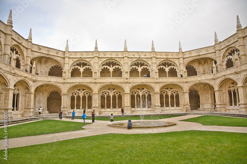 Blick in den Innenhóf des Jeronimos Kloster in Lissabon