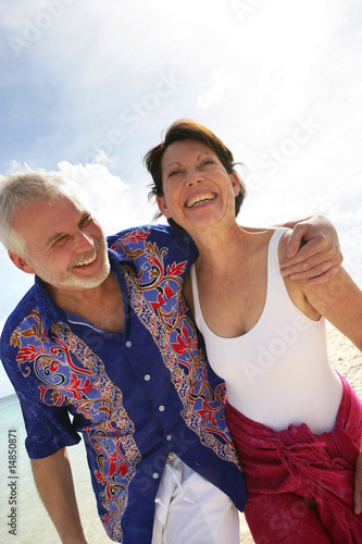 Konstfotografi couple âgé à la plage