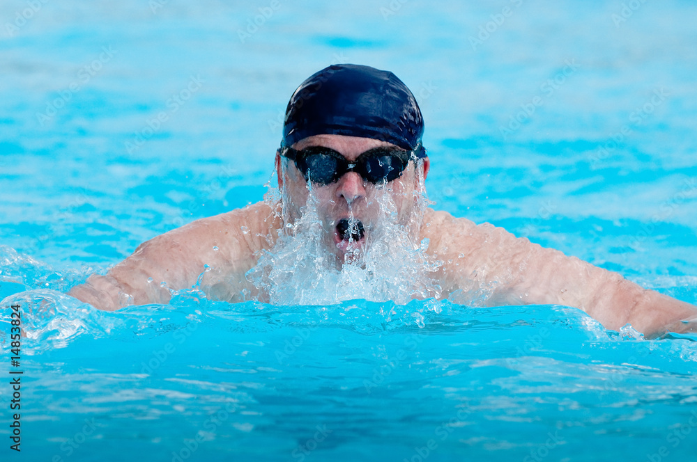 dynamischer Schwimmer im Pool holt Luft