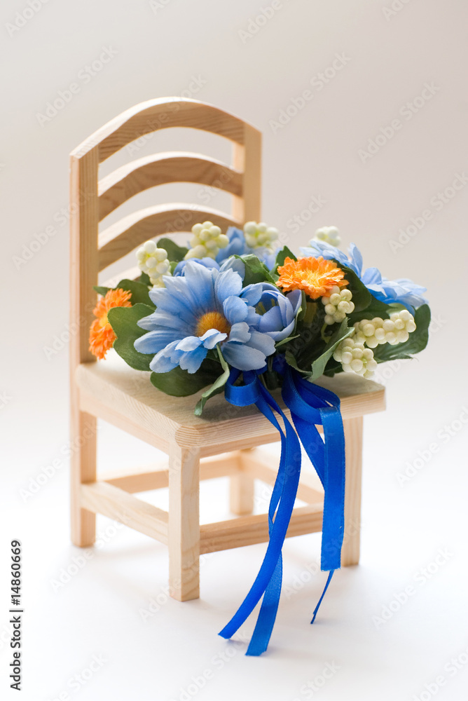 bouquet fiori finti con sedia Stock Photo