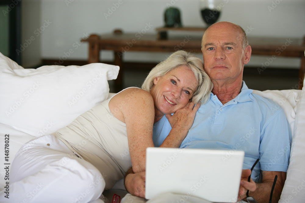 Obraz premium Portrait d'un couple de seniors avec ordinateur portable