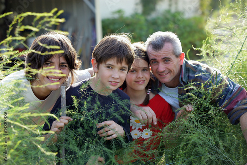 Parents et enfants dans le jardin photo