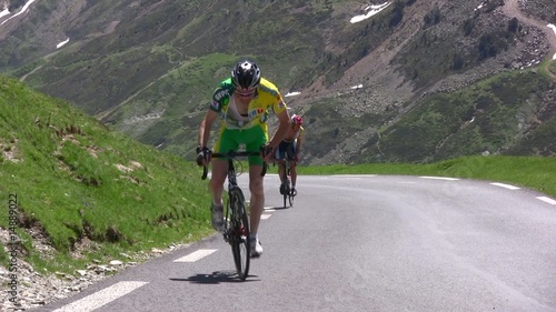 debout sur le vélo pour grimper le col de montagne photo