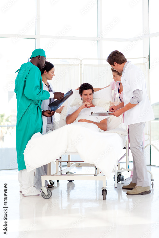 Obraz premium Doctor explaining the results to his patient
