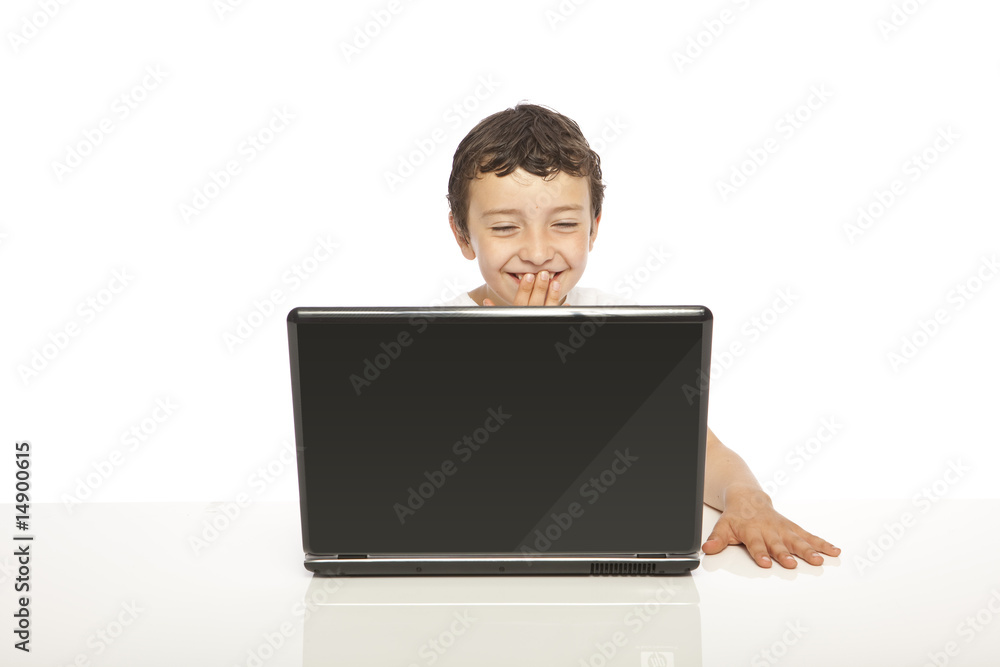 enfant souriant devant un ordinateur enfant souriant devant un ordinateur