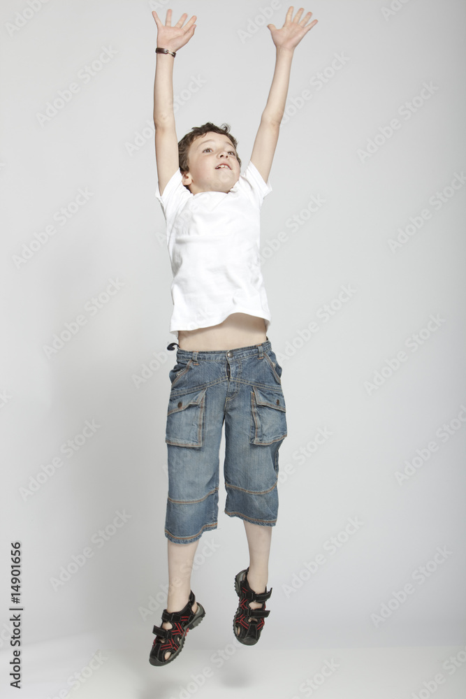 enfant sautant les bras en l'air Photos