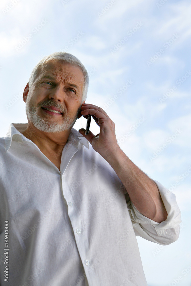 Naklejka premium homme senior avec téléphone portable