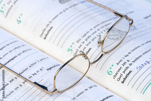 Paire de lunettes sur livre de problèmes photo