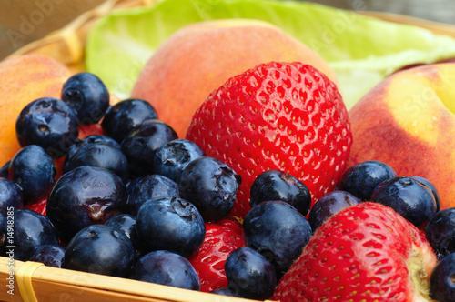 Valokuva Berries and peaches