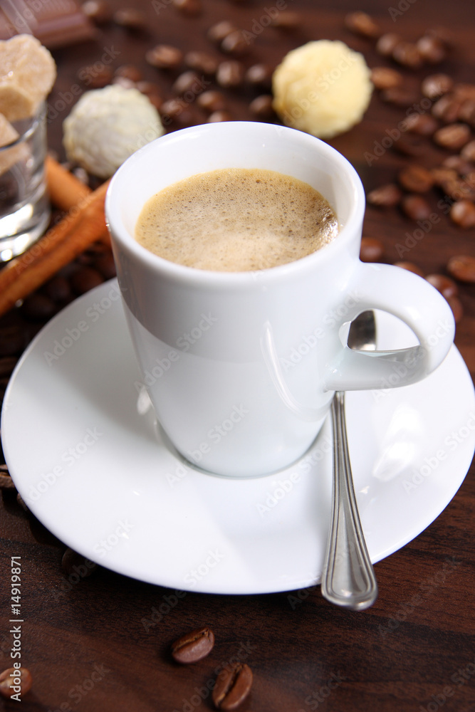 espresso mit pralinen,schokolade,zimt und zuckerwürfel espresso mit pralinen,schokolade,zimt und zuckerwürfel