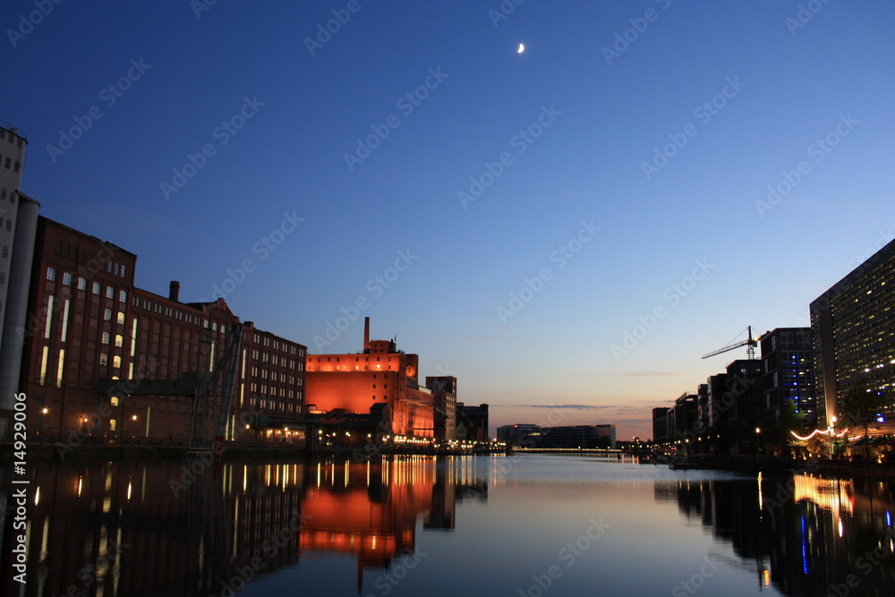 Innenhafen Duisburg  blaue Stunde Wasserspiegelungen