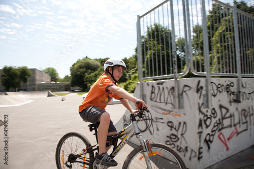 Kinder auf der BMX Bahn beim üben und ausprobieren, Graffity