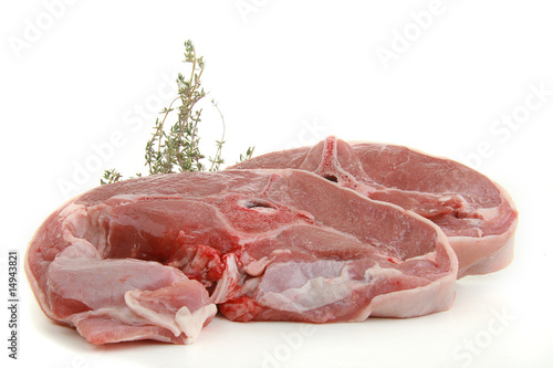 cotes d'agneau, viande crue pour barbecue photo