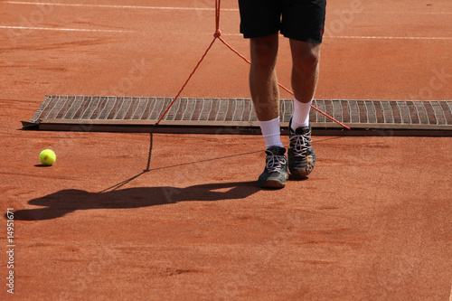 tennisplatz wird abgezogen