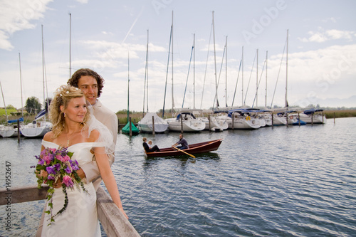 Brautpaar am Ufer