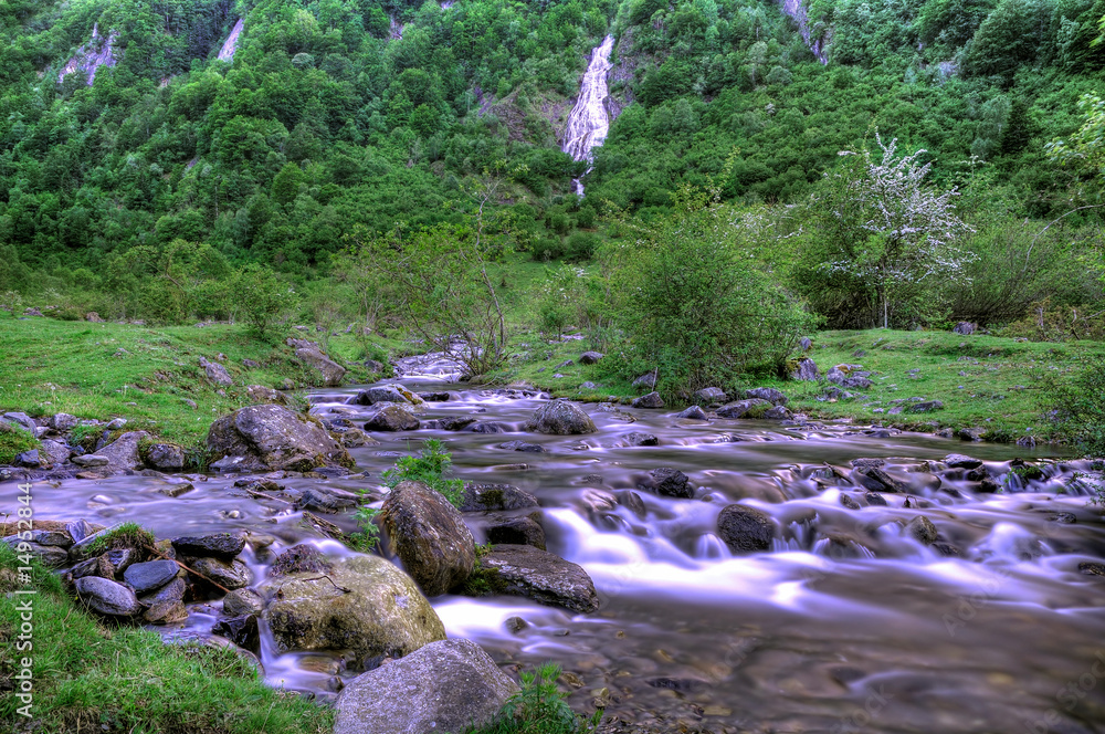 Pose longue d'un torrent. Photos | Adobe Stock