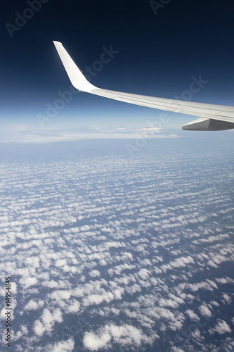 Aile d'avion dans le ciel