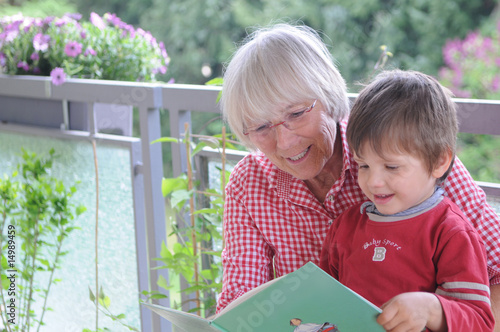 Konstfotografi Oma liest vor