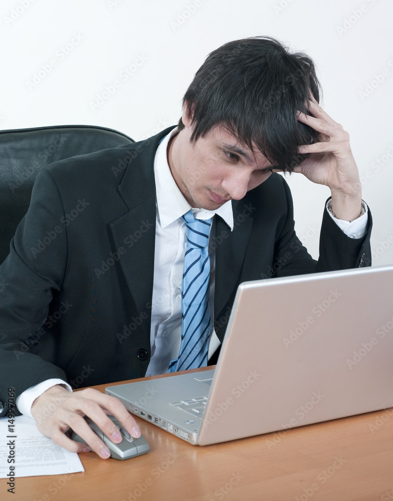 jeune homme d'affaires bureau ordinateur jeune homme d'affaires bureau ordinateur