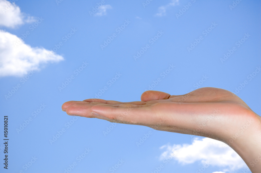 geöffnete Handfläche mit Himmel Hintergrund geöffnete Handfläche mit Himmel Hintergrund