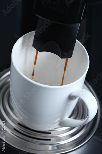 Kaffee , Kaffeetasse unter Kaffeemaschiene