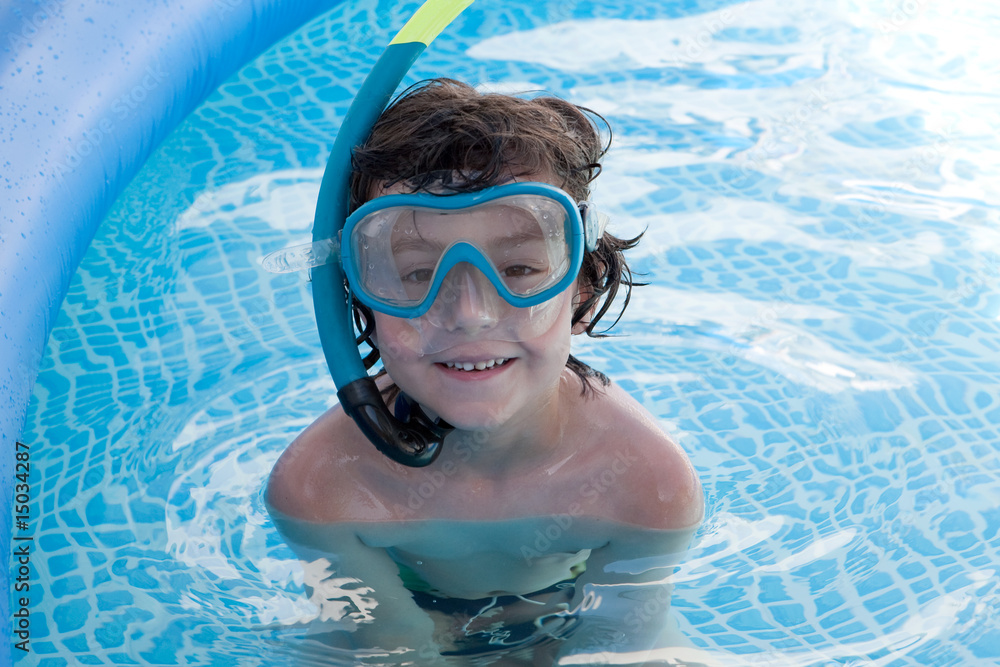 Naklejka premium Child in the pool on holiday