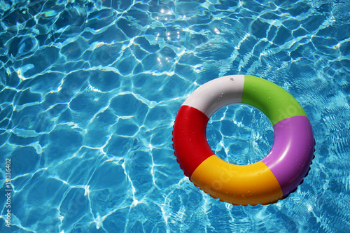 Jugete de Verano flotando en una piscina