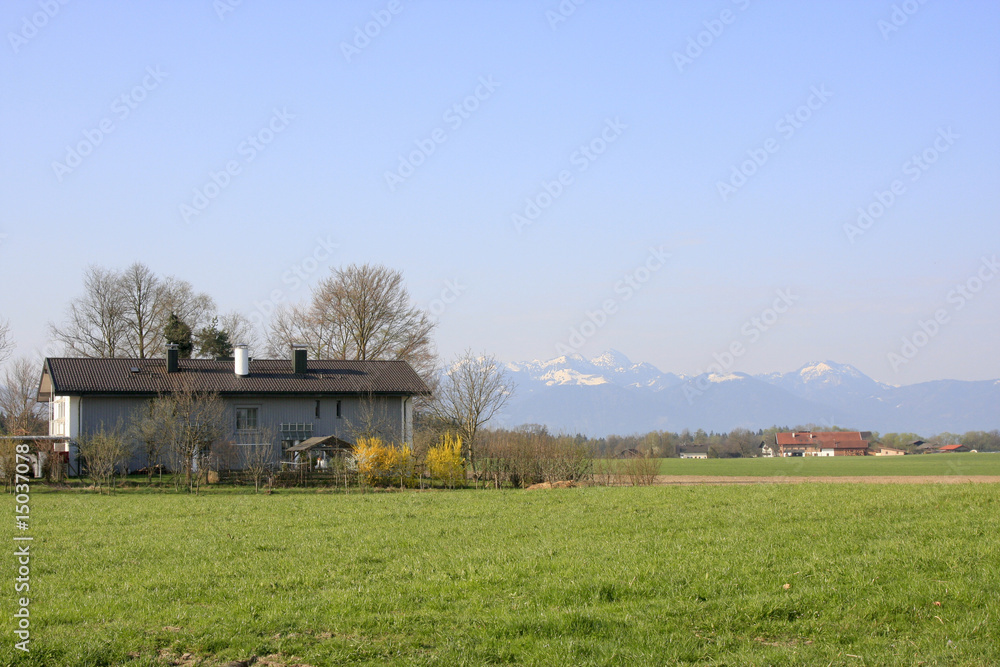 Blick auf die Alpen mit Haus im Vordergrund Blick auf die Alpen mit Haus im Vordergrund