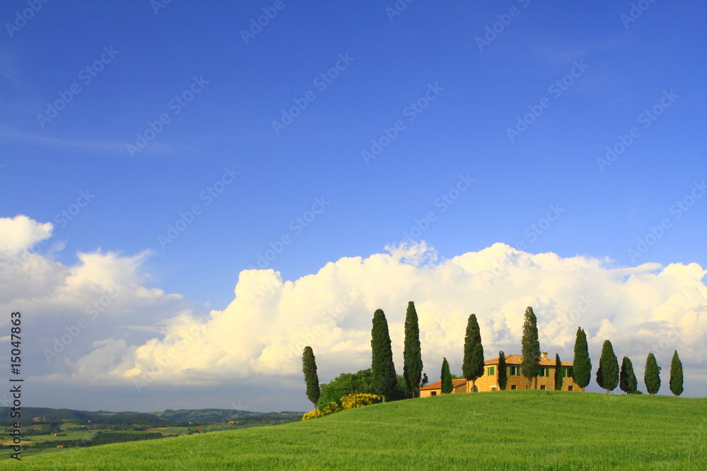 Wolkenhimmel,Zypressen,Haus,Toskana,Val d Orcia,Italien