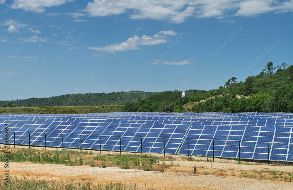 champ de panneaux solaires