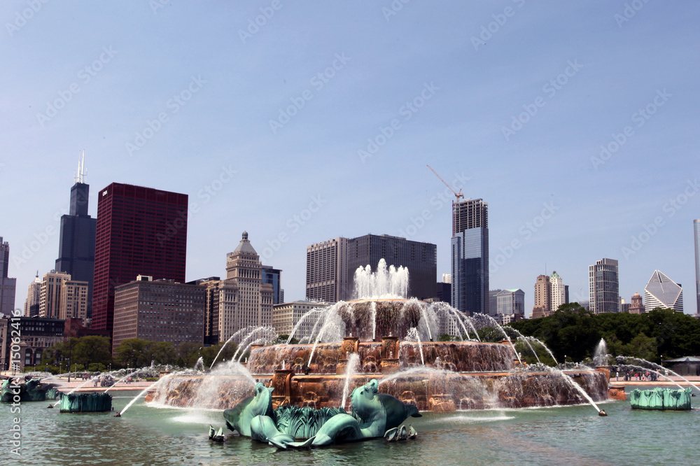 Buckingham Fountain - Chicago skyline
