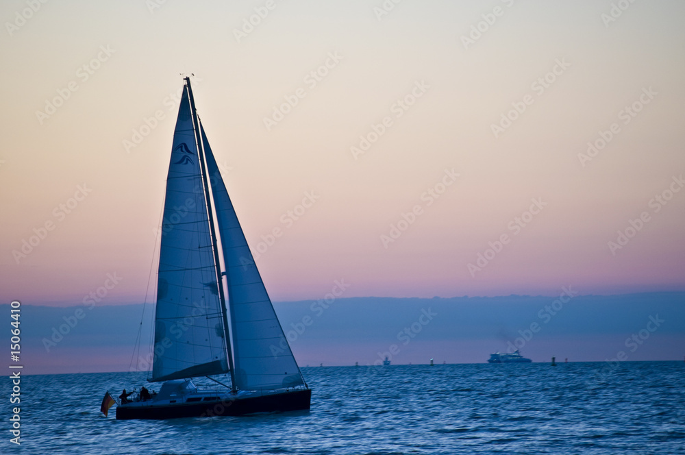 Fototapeta premium Sailing into the sunset