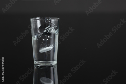 Wasserglas mit Sprudelblasen