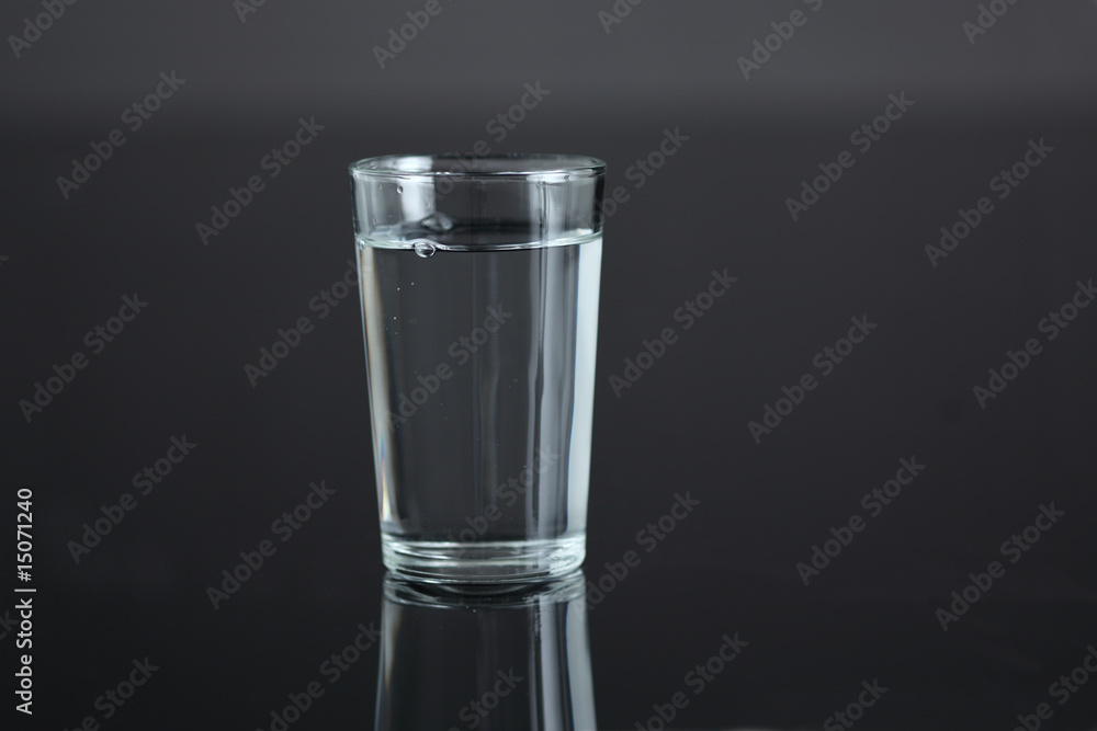 Wasserglas mit Blasen Wasserglas mit Blasen