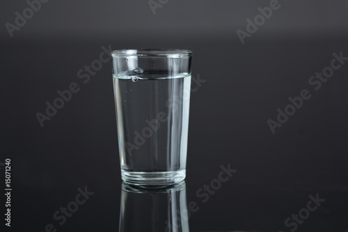 Wasserglas mit Blasen