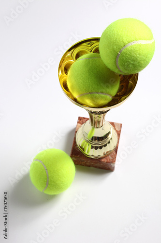 coppa e palle da tennis © fidelio