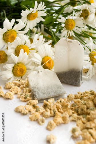 Foto palletised tea chamomile and fresh daisywheels