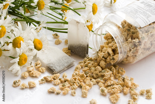 Fototapeta palletised tea chamomile and fresh daisywheels