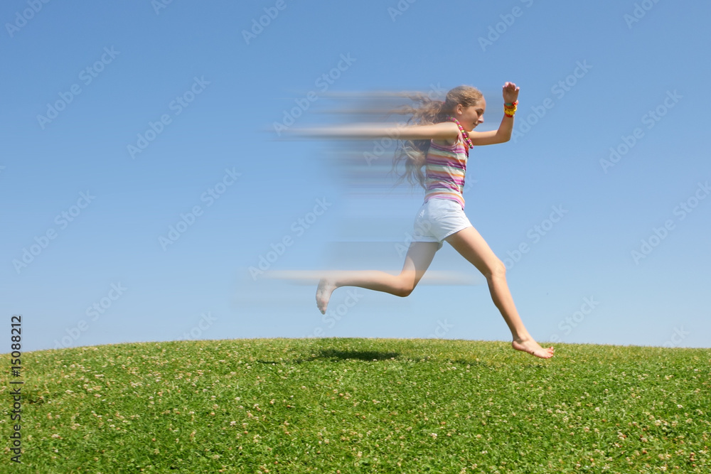 Enfant courant sur un colline verte Enfant courant sur un colline verte