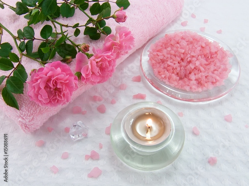Foto Bath salt with rose oil, candle and pink roses for relaxation