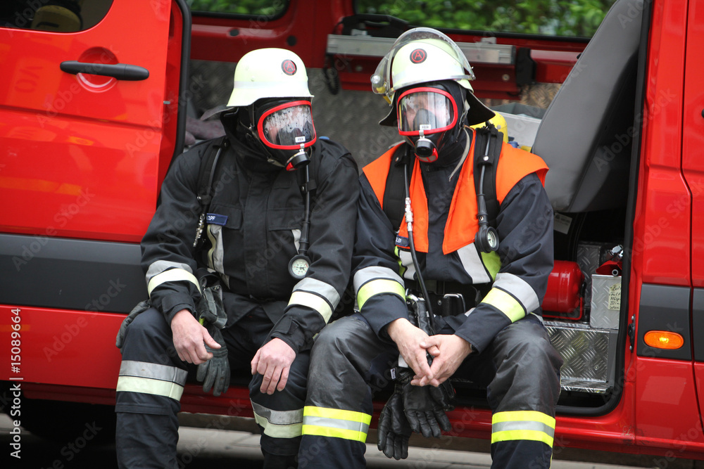 Feuerwehrmänner mit Atemschutzgerät Feuerwehrmänner mit Atemschutzgerät