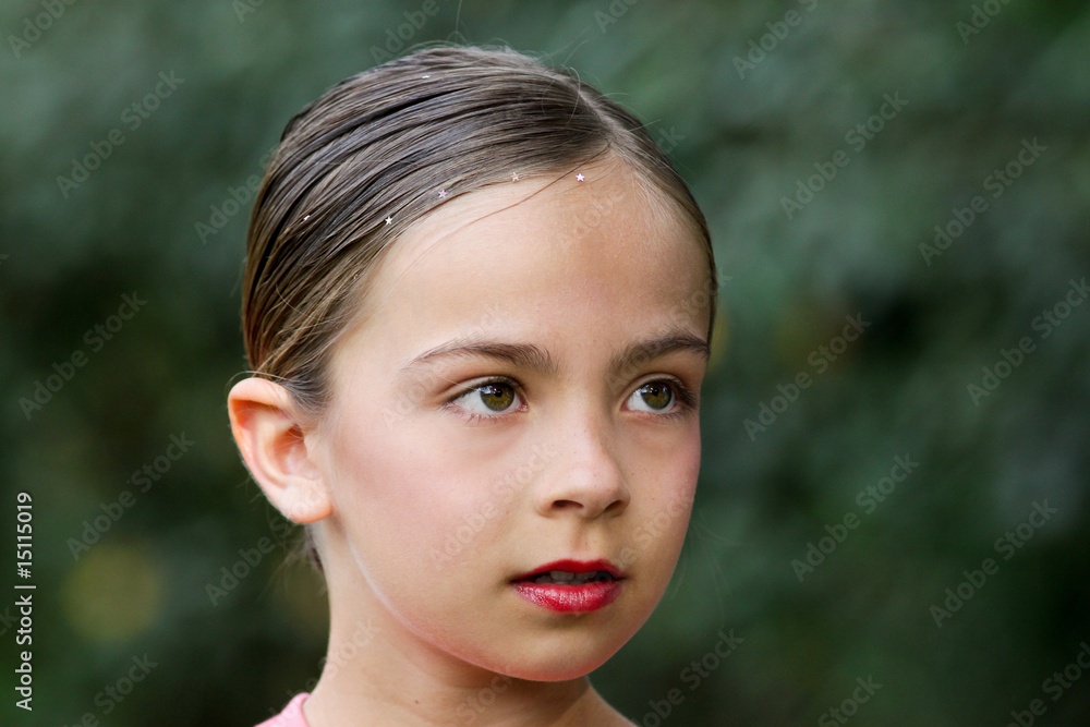 petite fille les cheveux tirés petite fille les cheveux tirés