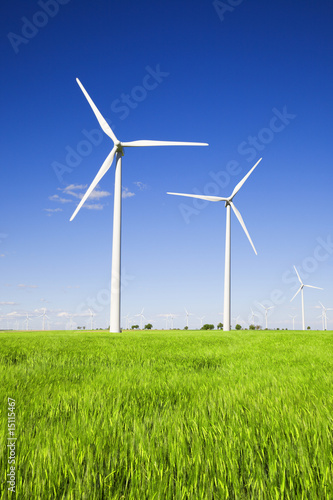 Windmills against blue sky © Jose Ignacio Soto