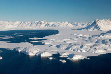 Papier peint photo Arctique Banquise et montagnes du Groenland  © Anouk Stricher